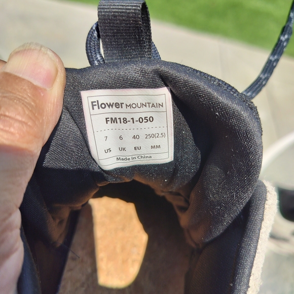 Stylish Men's Athletic Shoes in Black and Tan - Picture 5 of 15